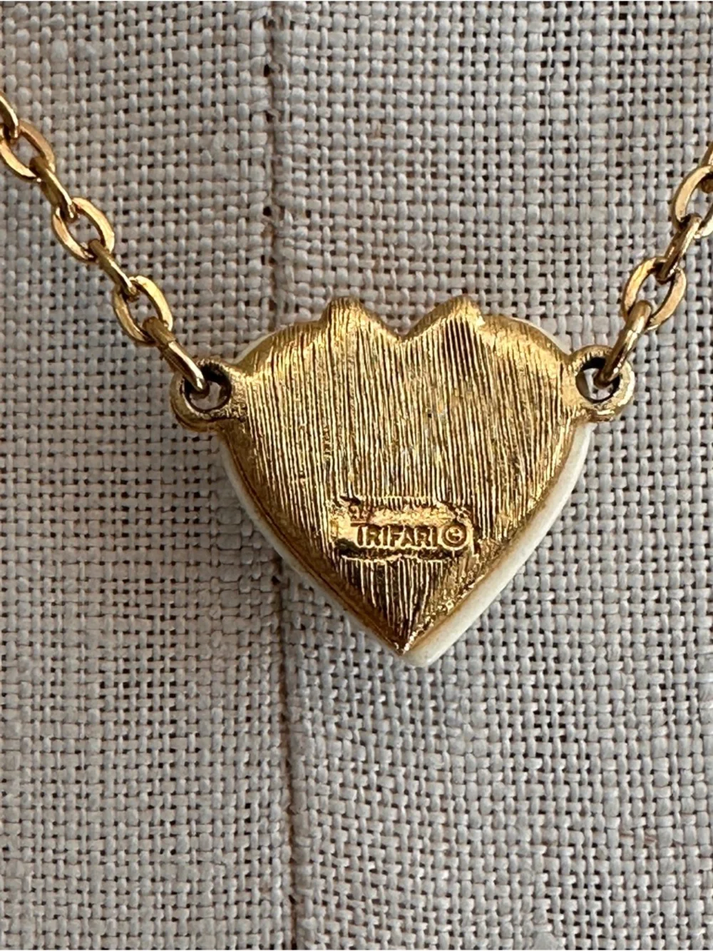 Vintage TRIFARI goldtone puffy cream white puff heart necklace choker - Picture 4 of 8
